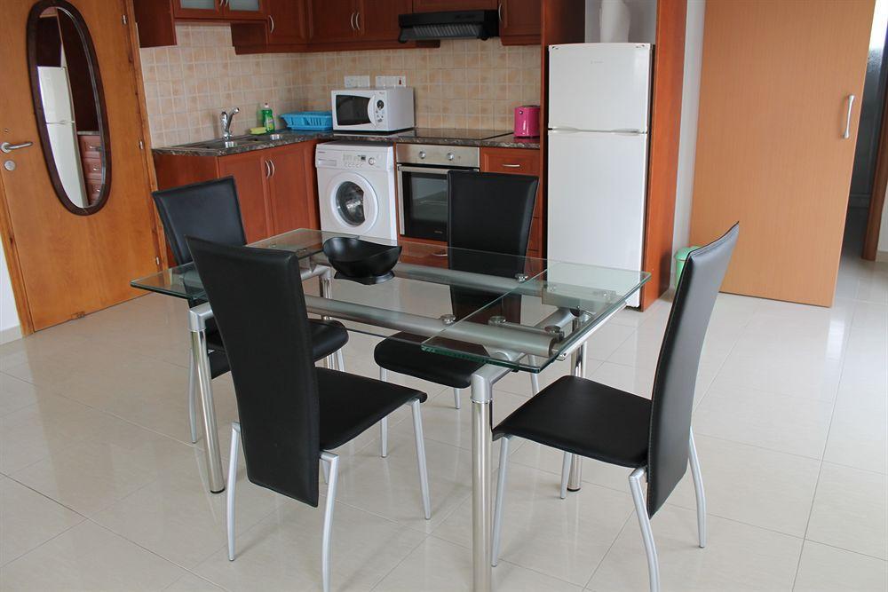 Galatia'S Court Apartment Paphos Ngoại thất bức ảnh