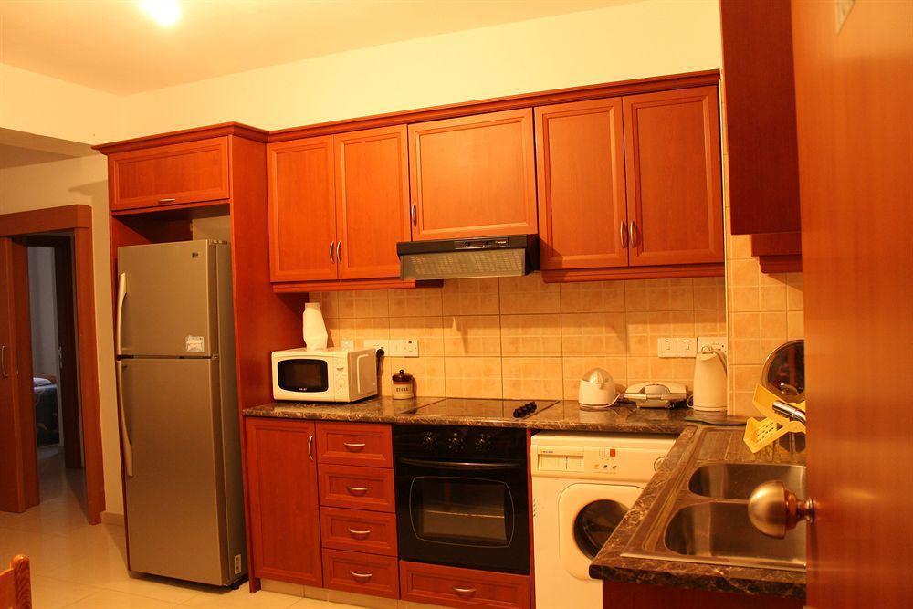 Galatia'S Court Apartment Paphos Ngoại thất bức ảnh