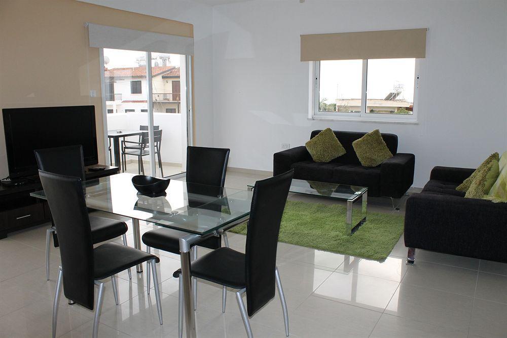 Galatia'S Court Apartment Paphos Ngoại thất bức ảnh